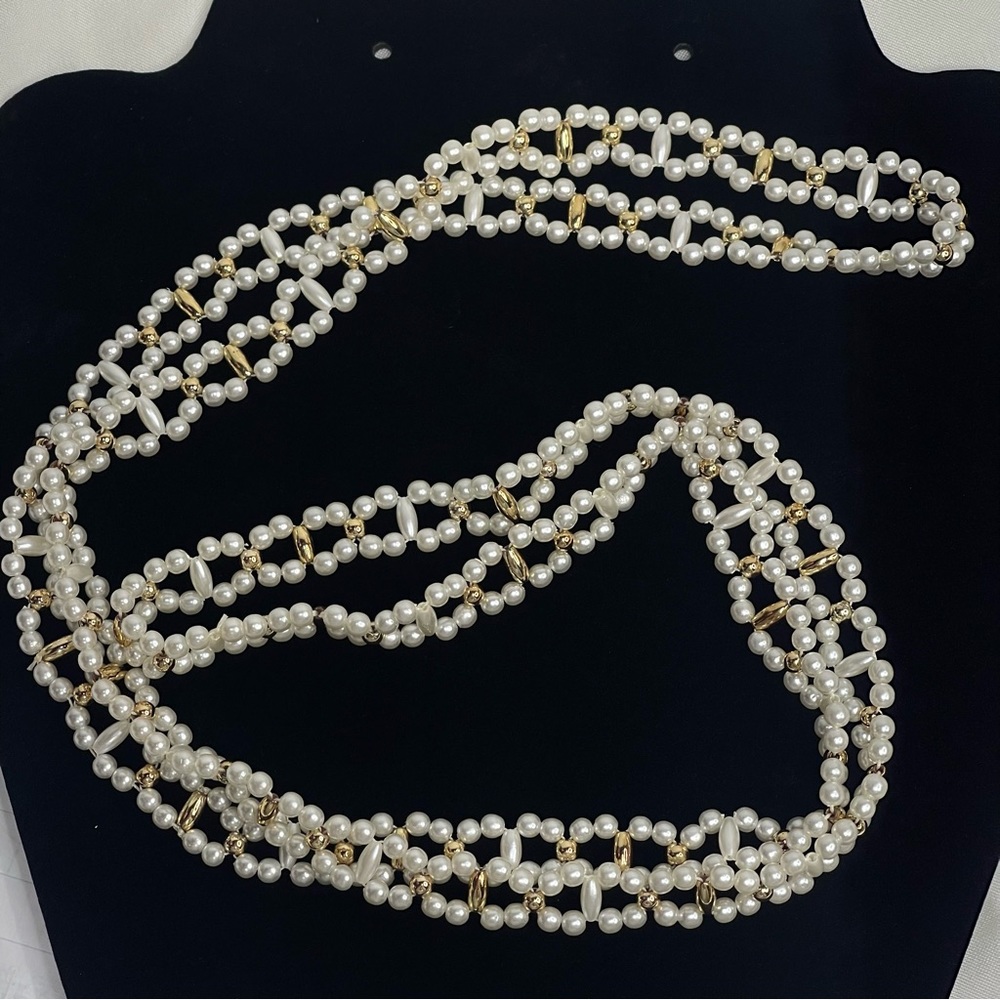 Pre loved artificial pearl with gold accent necklace